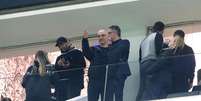 O ministro do Supremo Tribunal Federal (STF), Alexandre de Moraes, faz um gesto obsceno com o dedo médio em camarote durante a partida Corinthians e Palmeiras.  Foto: ALEX SILVA/ESTADÃO CONTEÚDO