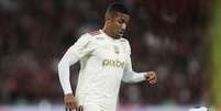  Foto: Gilvan de Souza/Flamengo - Legenda: Samuel Lino foi bem na estreia pelo Flamengo, com dribles e boas jogadas / Jogada10
