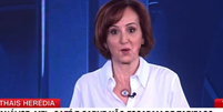 Thais Herédia quase cai durante participação ao vivo na CNN  Foto: Reprodução/CNN