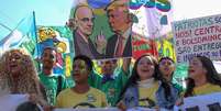 Manifestantes em protesto em frente ao Consulados dos EUA, em SP, contra o tarifaço de Trump ao Brasil  Foto: Raul Luciano/Ato Press/Estadão Conteúdo