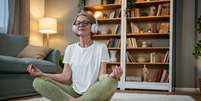 Mulher realizando uma meditação em sua casa Foto: Migma_Agency / Adobe Stock