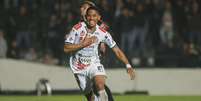 Brenno (Operário-PR) celebrando seu gol contra o Atlético-GO, no dia 22.07.2025 Foto: AGIF / Alamy