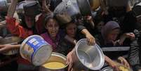 Civis palestinos durante distribuição de comida na Cidade de Gaza, em 26 de julho de 2025.  Foto: AP - Abdel Kareem Hana / RFI