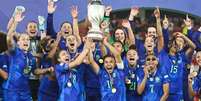 Foto: Lívia Villas Boas / CBF - Legenda: Elogiada por Arthur Elias, Marta levanta o troféu da Copa América / Jogada10
