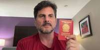 Senador Marcos do Val (Podemos  Foto: ES) mostra passaportes durante live -  Marcos do Val/Youtube / Perfil Brasil