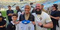 Bebeto mostrando a camisa da seleção autografada Foto: Reserva/Estadão / Estadão