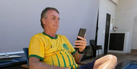 O ex-presidente Jair Bolsonaro (PL) apareceu usando tornozeleira em um vídeo postado e posteriormente apagado por Flávio Bolsonaro  Foto: Reprodução