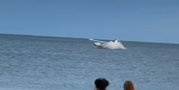 Avião faz pouso de emergência no mar  Foto: Reprodução/Redes sociais
