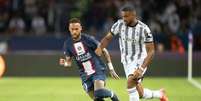 Bremer, da Juventus, contra Neymar, ainda pelo PSG, em 2022  Foto: Philippe Signe/Anadolu Agency/Getty Images