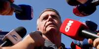 Bolsonaro conversa com jornalistas em 18 de julho, após ter sua tornozeleira instalada em Brasília  Foto: DW / Deutsche Welle