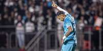 Neymar abriu e fechou o marcador no Morumbis. No fim, Santos 3 a 1 e fora do Z4 - Fotos: Raul Baretta/ Santos FC. Foto: Raul Baretta/Santos FC - Legenda: Neymar abriu e fechou o marcador no Morumbis / Jogada10