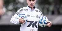 Foto: Raul Baretta/ Santos FC - Legenda: Fábio Mahseredjian, preparador físico do Santos, participou do programa / Jogada10