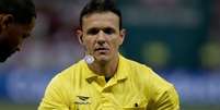 Anderson Daronco será o árbitro principal do dérbi decisivo pela Copa do Brasil –  Foto: Rodrigo Buendia/AFP via Getty Images / Jogada10