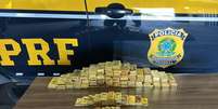 Apreensão de 100 barras de ouro maciço, totalizando 103 kg, é considerada a maior na história da PRF  Foto: PRF/RR