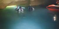 Socorristas resgatam mergulhador chinês que ficou cinco dias em caverna submersa  Foto: Equipe de resgate Xiangxi Shuguang  / Divulgação
