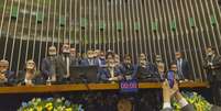 Parlamentares da oposição usam fitas adesivas na boca durante protesto na Câmara  Foto: Deborah Sena 