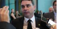 O senador Flávio Bolsonaro disse à jornalistas que visitou seu pai pela primeira vez nesta quarta-feira, 6, dois dias após Jair Bolsonaro ser preso  Foto: Wilton Júnior/Estadão / Estadão
