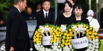 O primeiro-ministro japonês Shigeru Ishiba caminha entre coroas de flores durante o evento que marca o 80º aniversário do bombardeio atômico em Hiroshima, no oeste do Japão, em 6 de agosto de 2025.  Foto: REUTERS - Kim Kyung-Hoon / RFI