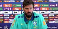 Foto: Reprodução/CBF TV - Legenda: Alisson opta por se aprofundar no estudo bíblico / Jogada10