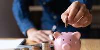 Manter o essencial com equilíbrio e propósito é a chave para economizar e fazer o dinheiro render Foto: CrizzyStudio | Shutterstock / Portal EdiCase