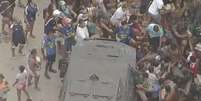 Multidão ignora blindado da PM e avança sobre carga roubada de carne no Rio  Foto: Reprodução/X/@republiqueBRA