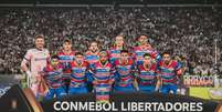 Elenco do Fortaleza antes da partida contra o Colo-Colo, no Chile. Foto: Mateus Lotif/Fortaleza EC / Esporte News Mundo