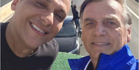 Deputado Gustavo Gayer (PL-GO) e Jair Bolsonaro (PL), durante ato no fim de julho passado; Alexandre de Moraes negou visita do parlamentar ao ex-presidente, que cumpre prisão domiciliar  Foto: Reprodução/Instagram