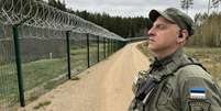 Soldado da Estônia vigia a fronteira com a Rússia. Em 25 de maio de 2025.  Foto: © Nicolas Feldmann/RFI / RFI