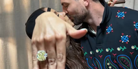 Anitta noiva? Cantora aparece com anel em postagem de J Balvin  Foto: Reprodução/Instagram:@jbalvin