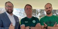 Jason Miller, Jair Bolsonaro e Eduardo Bolsonaro em 2022  Foto: Reprodução/Twitter / Estadão
