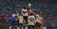  Foto: Julian Finney/Getty Images - Legenda: Jogadores de Liverpool e Crystal Palace em disputa de bola na Supercopa da Inglaterra / Jogada10