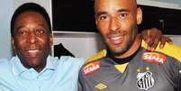 Edinho ao lado do pai Pelé, Rei do Futebol Foto: Santos FC/Divulgação / Estadão