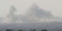 Fumaça visível após bombardeios israelenses na Faixa de Gaza, neste domingo  Foto: AP - Ohad Zwigenberg / RFI