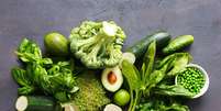 Os vegetais verde-escuros são ricos em nutrientes que aumentam a saúde física e mental do corpo Foto: KucherAV | Shutterstock / Portal EdiCase