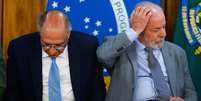 Alckmin (E) e Lula se reúnem nesta segunda-feira para discutir pacote de ajuda  Foto: Wilton Junior/Estadão / Estadão