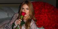 Virginia Fonseca, influenciadora, posa com flores que recebeu  Foto: Reprodução | Instagram