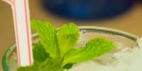 Mojito é uma bebida que é preparada com rum branco, açúcar, suco de limão, água com gás, um ramo de hortelã e gelo picado.  Foto: Youtube/Tô Bem na Cozinha / Flipar