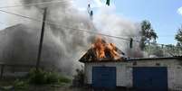 Garagem de um prédio residencial na cidade ucraniana de Bilozerske, na região de Donetsk, em chamas após ataque com drones russos em 10 de agosto de 2025.  Foto: © Genya Savilov / AFP / RFI