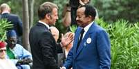 O presidente franc&ecirc;s, Emmanuel Macron, cumprimenta o presidente camaron&ecirc;s, Paul Biya, no cemit&eacute;rio nacional de Boulouris-sur-Mer, no sudeste da Fran&ccedil;a, em 15 de agosto de 2024. Foto de arquivo.  Foto: &copy; Christophe Simon / AFP / RFI