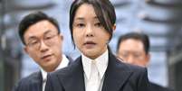 Ap&oacute;s sua pris&atilde;o, Kim Keon Hee compareceu a uma audi&ecirc;ncia no Tribunal Distrital Central de Seul  Foto: Getty Images / BBC News Brasil