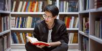 A leitura regular ajuda os estudantes a desenvolver habilidades de interpretação de texto, ampliar o repertório para a construção textual e aprimorar a escrita Foto: Prostock-studio | Shutterstock / Portal EdiCase