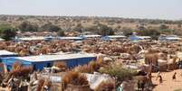 Campo de refugiados de Ourang, em Adr&eacute;, em dezembro de 2023, onde vivem refugiados que fugiram do conflito no Sud&atilde;o. (Imagem ilustrativa)  Foto: AFP - DENIS SASSOU GUEIPEUR / RFI