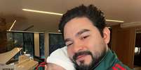 Yudi e seu filho, David Yudi; fam&iacute;lia ir&aacute; se mudar para o Jap&atilde;o  Foto: Reprodu&ccedil;&atilde;o | Instagram