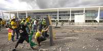 Cena de vandalismo no dia 8 de janeiro de 2023 em frente ao Palácio do Planalto  Foto: Joedson Alves/Agência Brasil / Estadão
