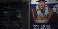 Em La Paz, um cartaz do presidente Luis Arce exibe a frase "200 anos olhando para frente", em referência às eleições presidenciais e legislativas de domingo, em 14 de agosto de 2025.  Foto: AP - Natacha Pisarenko / RFI
