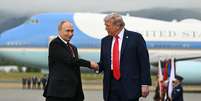 Trump e Putin se cumprimentam em base militar em Anchorage  Foto: ANSA / Ansa - Brasil
