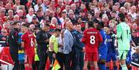 Jogadores de Liverpool e Bournemouth durante paralisação   Foto: Robbie Jay Barratt/AMA/Getty Images