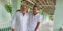 O Dr. Jo&atilde;o David de Souza Neto, ao lado do paciente Ant&ocirc;nio Moura, que foi retransplantado.  Foto: Divulga&ccedil;&atilde;o/Hospital de Messejana