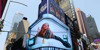 Publicidade estrelada pela atriz norte-americana Sydney Sweeney, que dividiu opiniões, levantando críticas por supostamente ser eugenista e sexista, aparece na Times Square, em Nova York.  Foto: AFP - TIMOTHY A. CLARY / RFI
