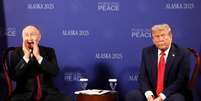 O presidente dos EUA, Donald Trump, encontra-se com o presidente russo, Vladimir Putin, em Anchorage, Alasca, EUA, em 15 de agosto de 2025. Foto: REUTERS - Kevin Lamarque / RFI